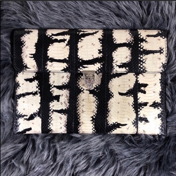 💕💬 ALEXANDER MCQUEEN Python Clutch♡ - Picture 7 of 10